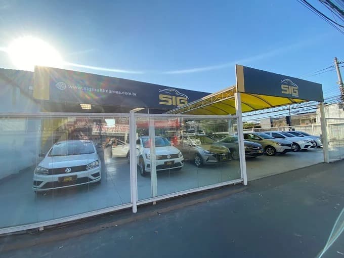 Concessionária SIG Multimarcas - Fachada com carros em exposição